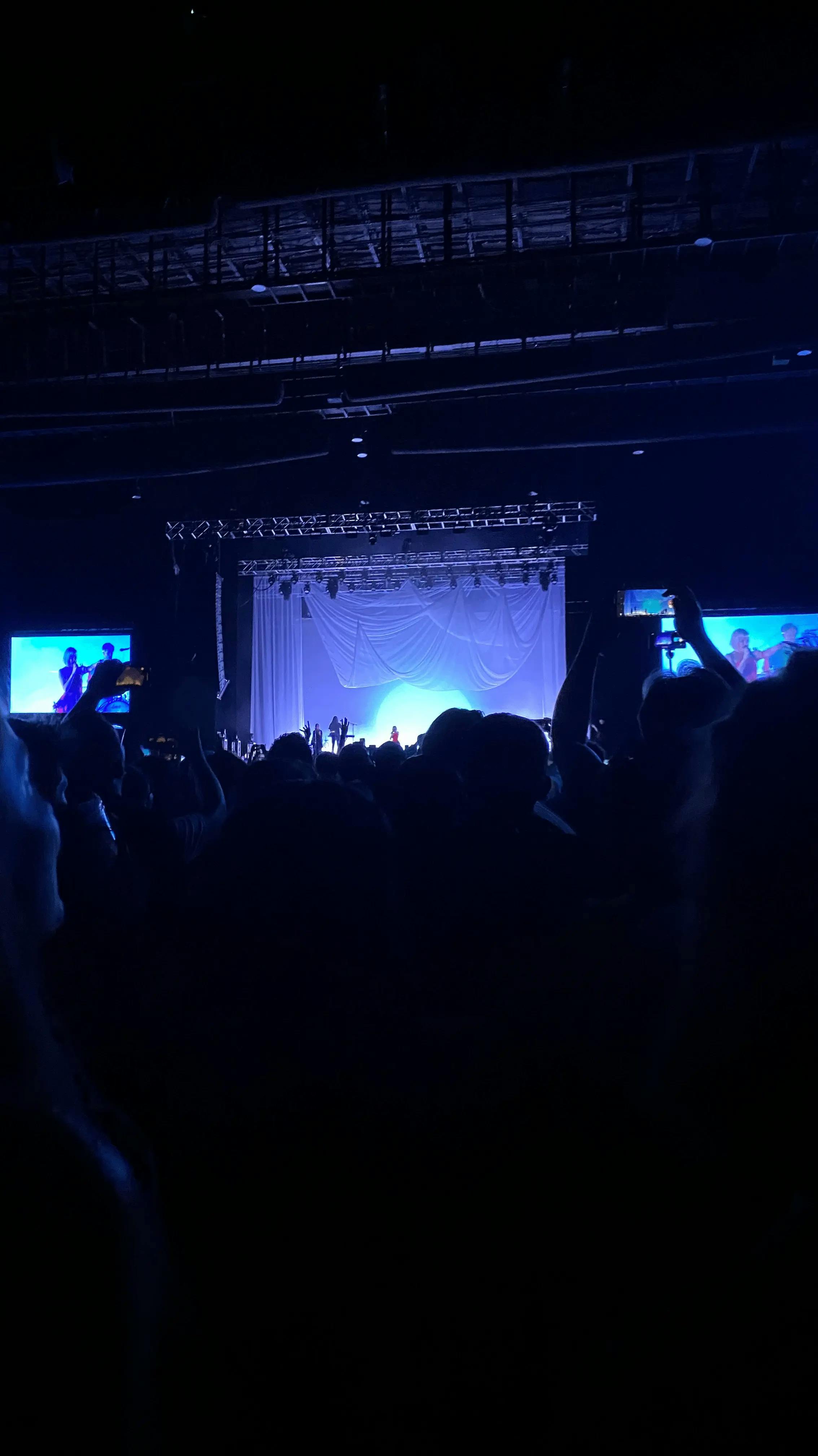 Fotografía del escenario en un concierto de Aurora tomada desde el público.
